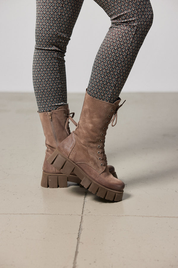 Boots mit Schnürung