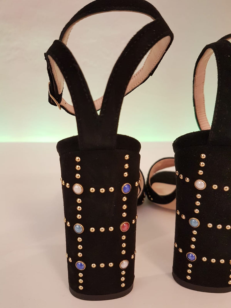 Sandalen mit bunten Steinchen